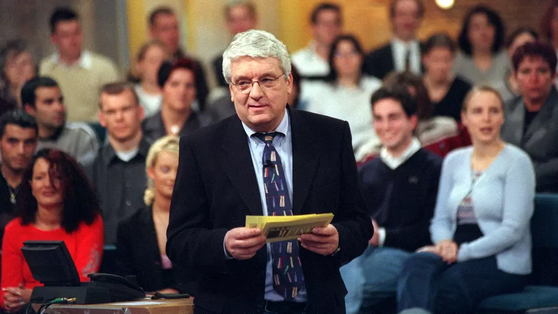 Hans Meiser bei der Aufzeichnung seiner RTL-Talkshow im Jahr 2000. - Bild: Horst Ossinger/dpa