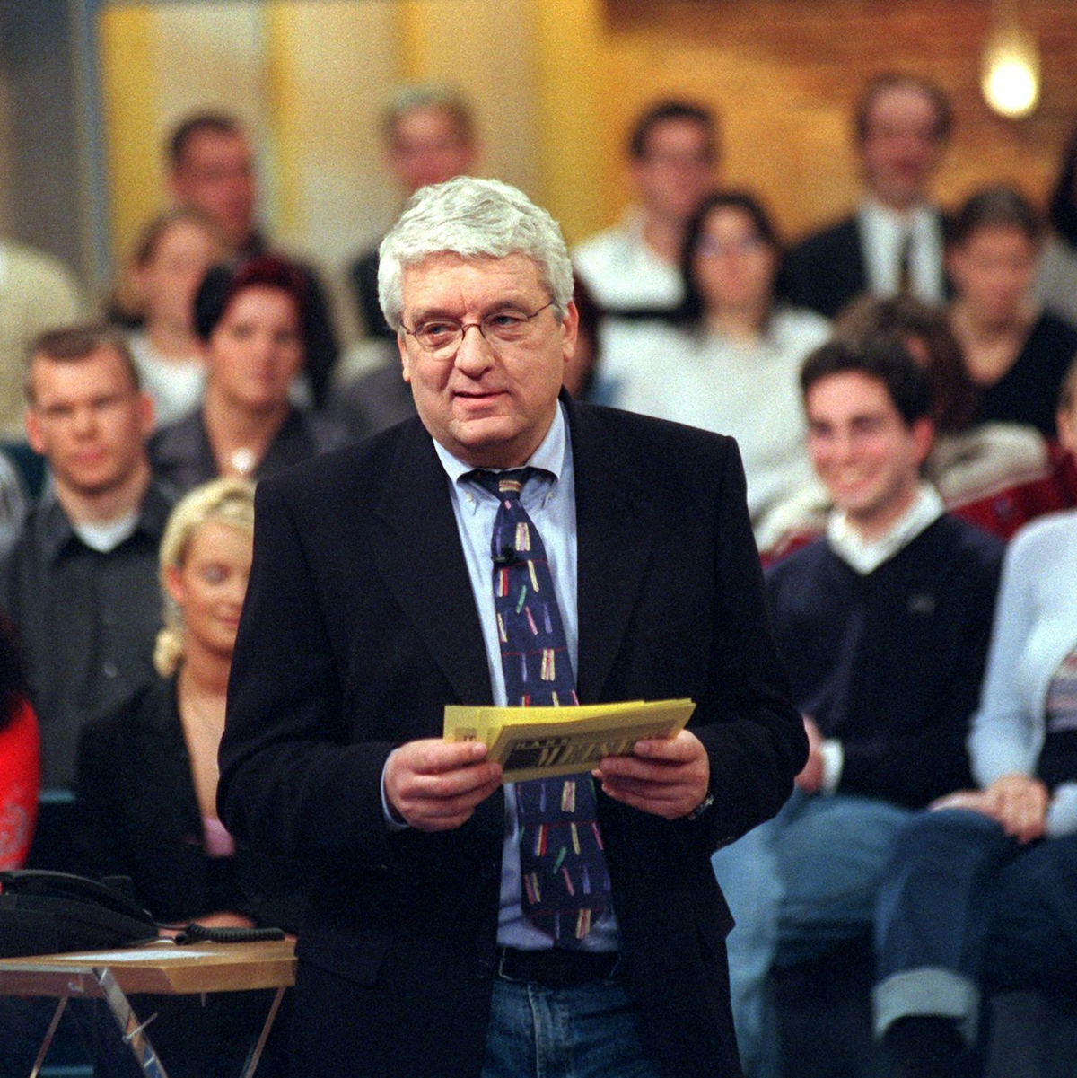 Hans Meiser bei der Aufzeichnung seiner RTL-Talkshow im Jahr 2000. - Foto: Horst Ossinger/dpa