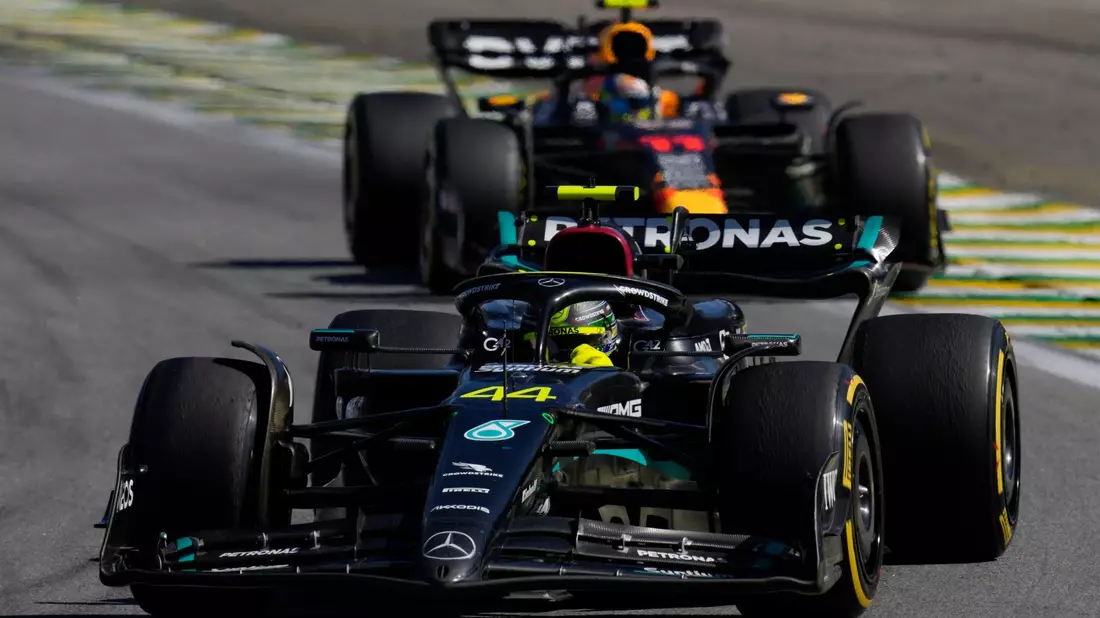 Wartet seit langer Zeit auf einen Sieg: Mercedes-Pilot Lewis Hamilton. - Bild: Andre Penner/AP/dpa