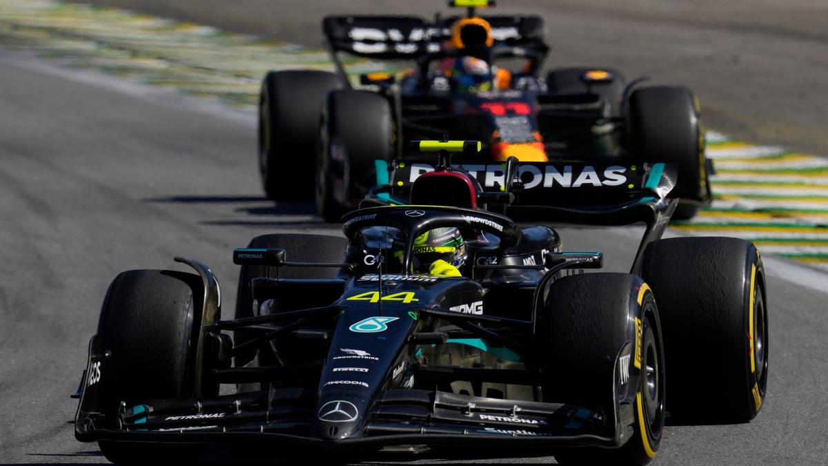 Wartet seit langer Zeit auf einen Sieg: Mercedes-Pilot Lewis Hamilton. - Foto: Andre Penner/AP/dpa