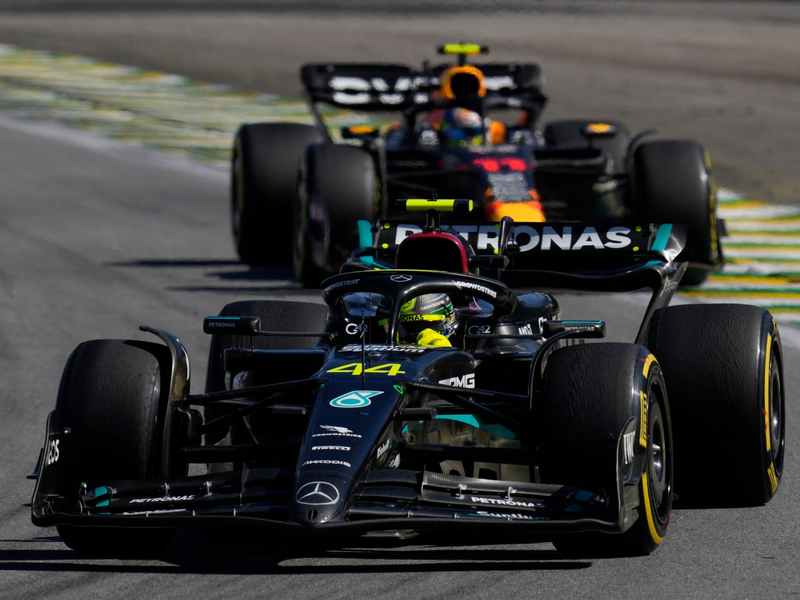 Wartet seit langer Zeit auf einen Sieg: Mercedes-Pilot Lewis Hamilton. - Foto: Andre Penner/AP/dpa