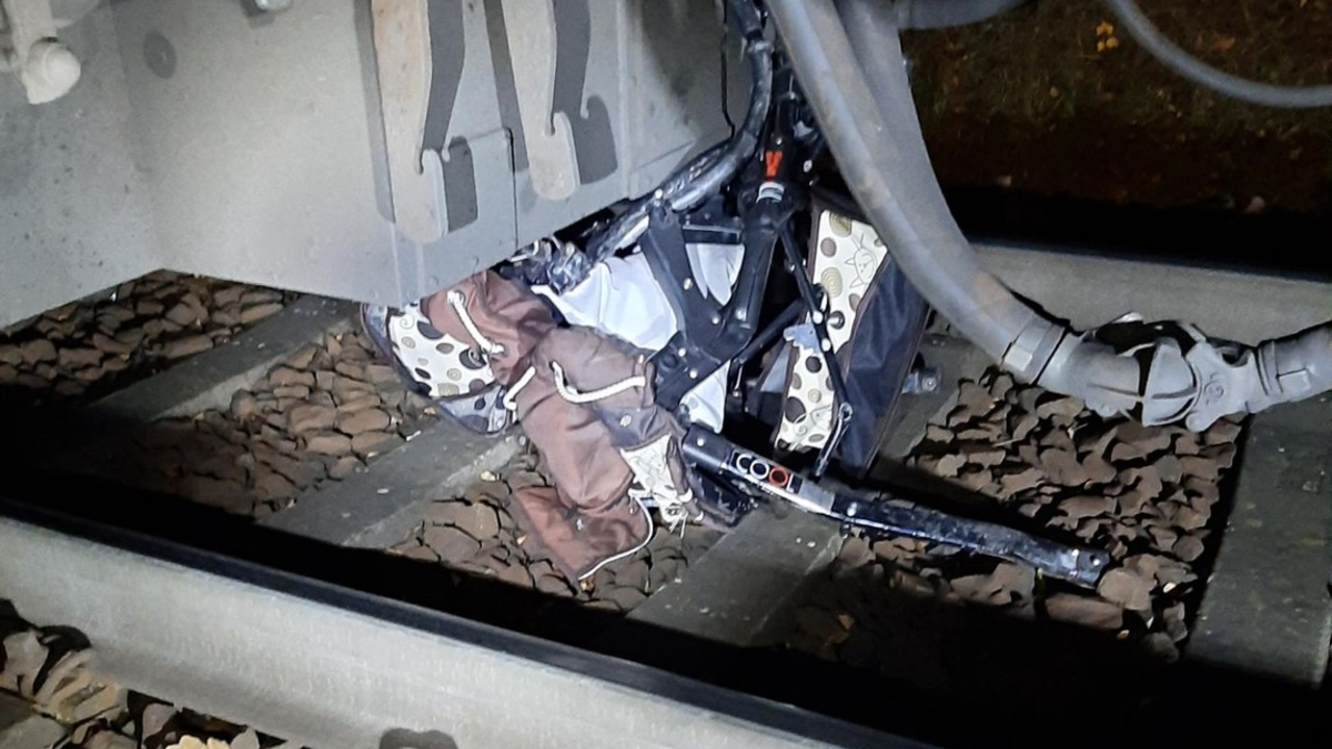 BPOLI C: Kinderwagen im Gleis führt zu Kollision mit MRB - Bundespolizei sucht Zeugen - Foto: presseportal.de