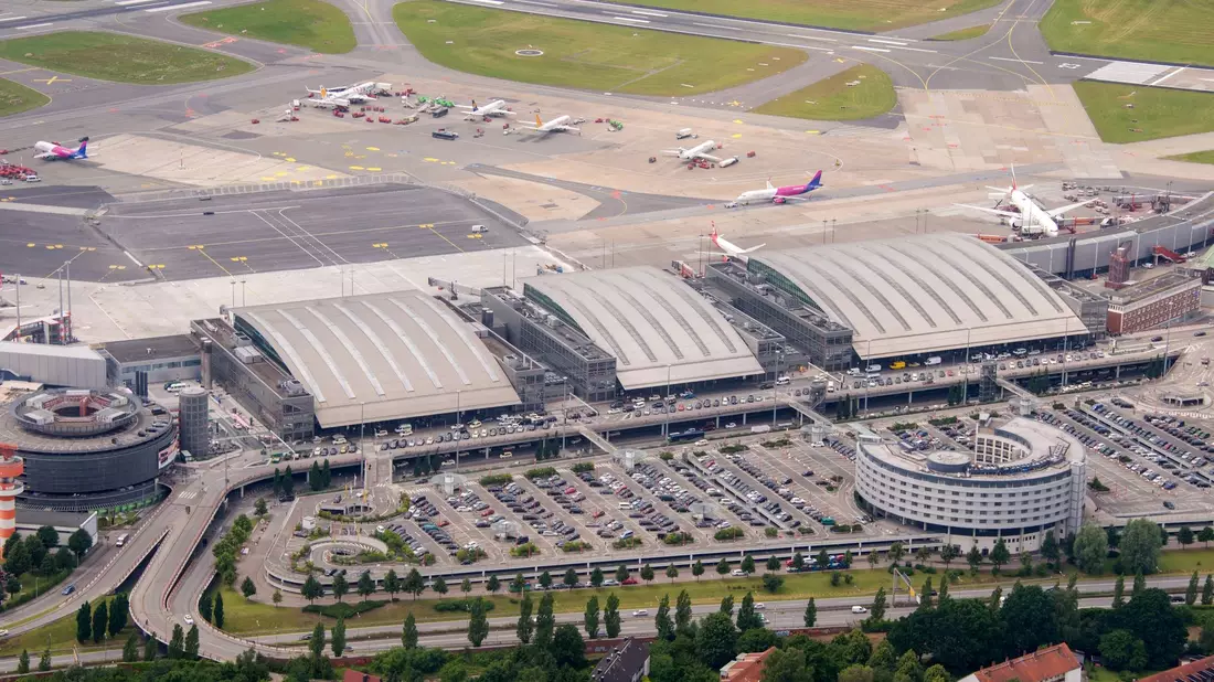 Der Hamburg Flughafen Helmut Schmidt: Die Größe des Airports umfasst fast 800 Fußballfelder. - Bild: Daniel Bockwoldt/dpa