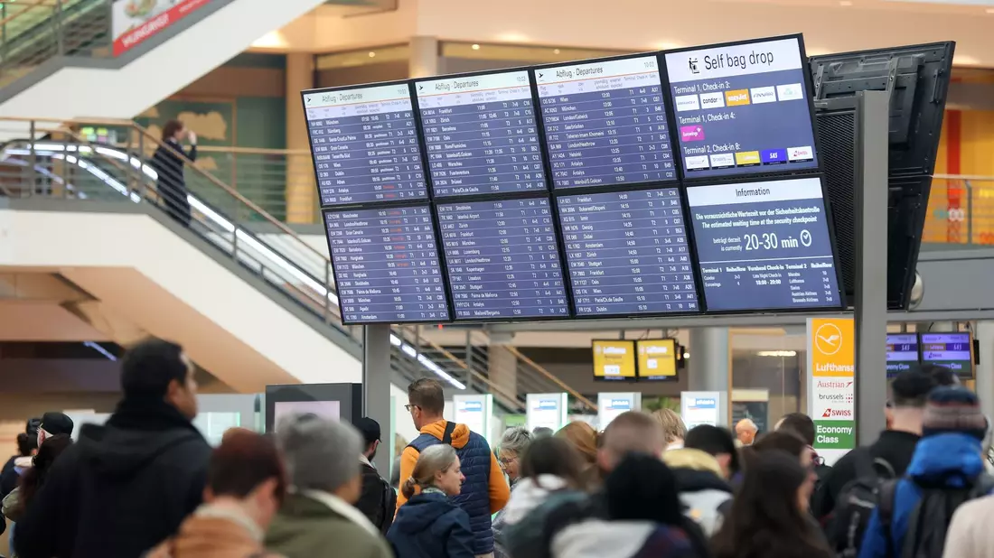 Am Hamburger Flughafen kehrt langsam wieder Normalität ein. - Bild: Bodo Marks/dpa