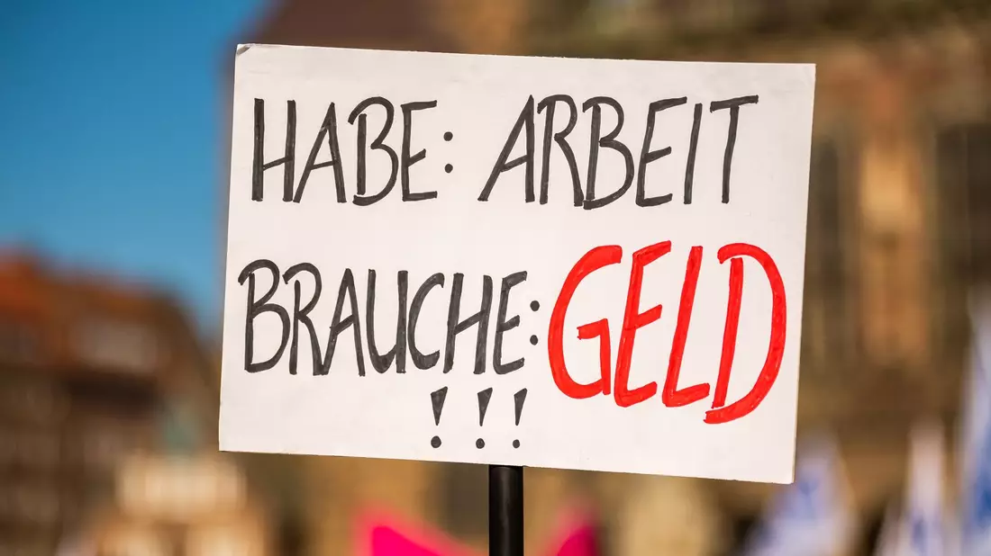 Durch Tarifflucht von Arbeitgebern verliert der Staat laut DGB Geld in Milliardenhöhe. - Bild: Mohssen Assanimoghaddam/dpa
