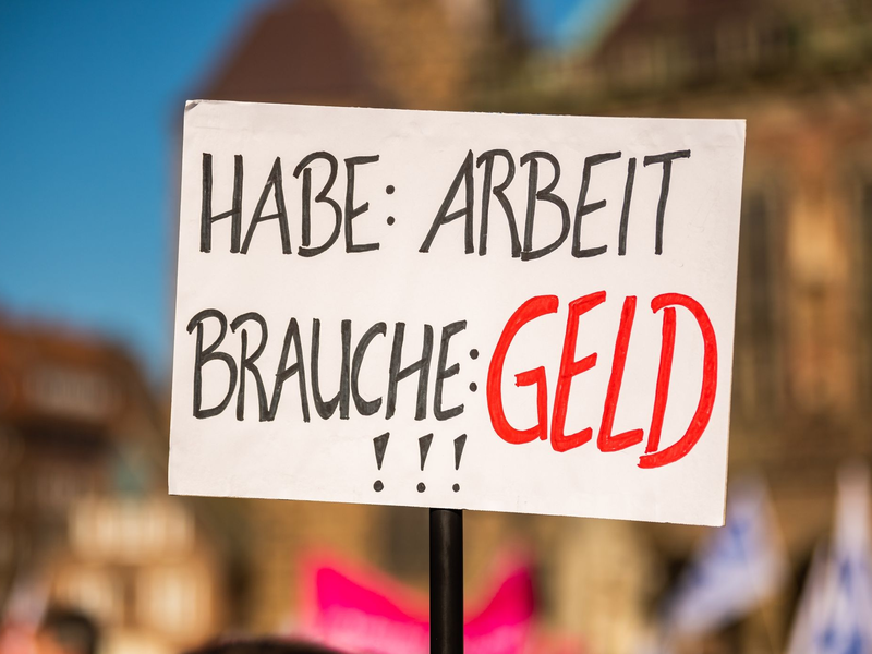 Durch Tarifflucht von Arbeitgebern verliert der Staat laut DGB Geld in Milliardenhöhe. - Foto: Mohssen Assanimoghaddam/dpa