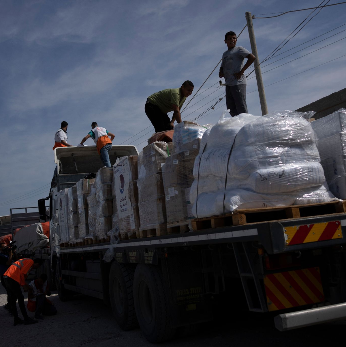 Lastwagen mit humanitärer Hilfe für den Gazastreifen in Rafah. - Foto: Fatima Shbair/AP/dpa