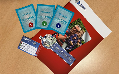 POL-OB: #NMDO - Goldene Sticker, Stickeralben und Stickertüten bei der Mobilen Wache an den Martinszügen - Foto: presseportal.de