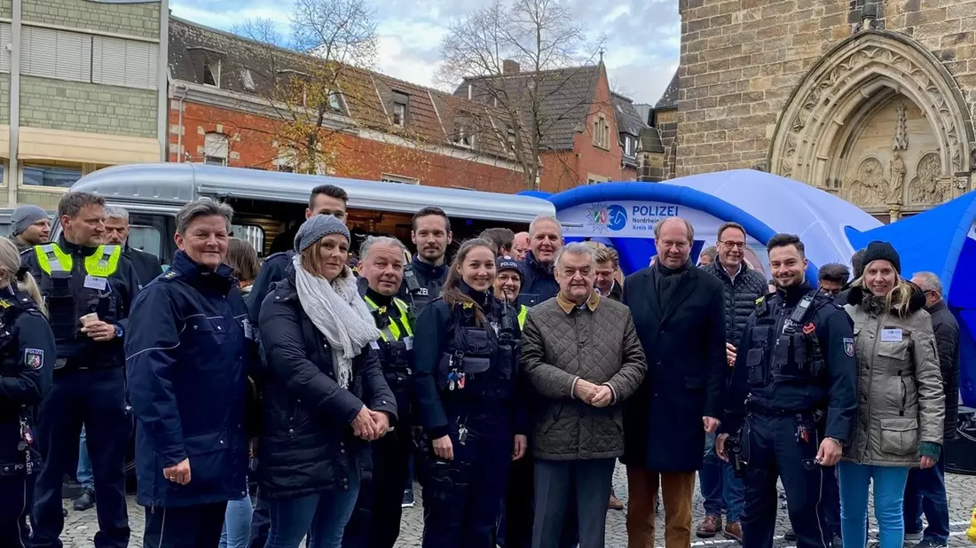 POL-WAF: Ahlen/Kreis Warendorf. Tolle Gespräche beim Coffee with a Cop - auch mit dem Innenminister - Bild: presseportal.de
