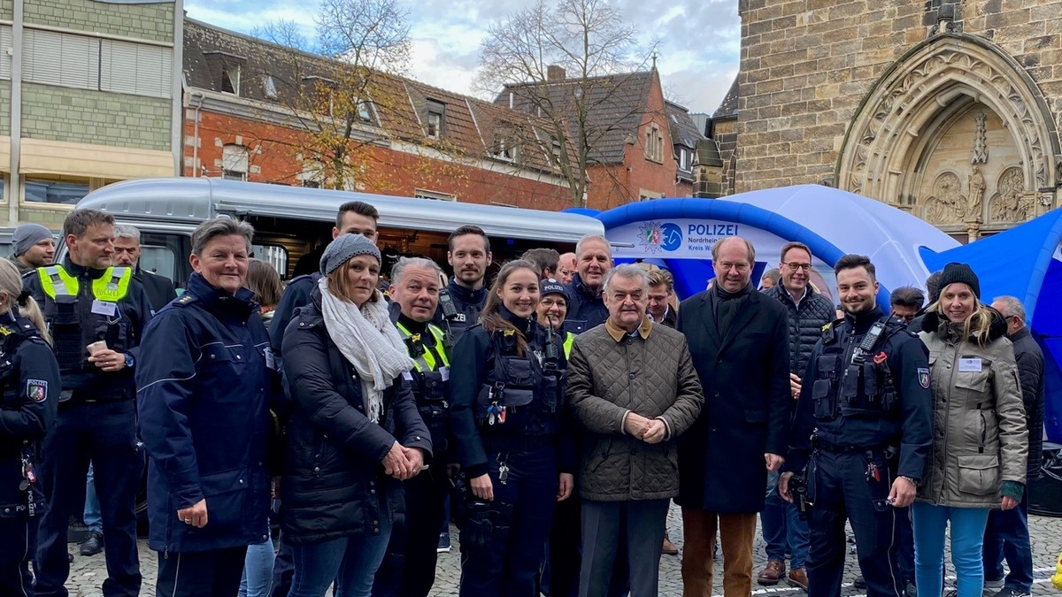 POL-WAF: Ahlen/Kreis Warendorf. Tolle Gespräche beim Coffee with a Cop - auch mit dem Innenminister - Foto: presseportal.de