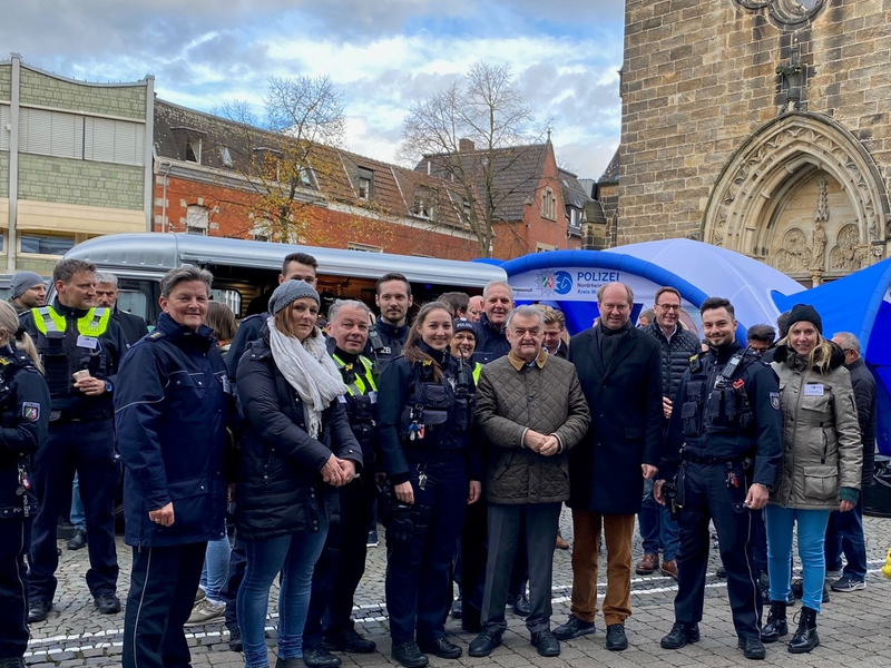 POL-WAF: Ahlen/Kreis Warendorf. Tolle Gespräche beim Coffee with a Cop - auch mit dem Innenminister - Foto: presseportal.de