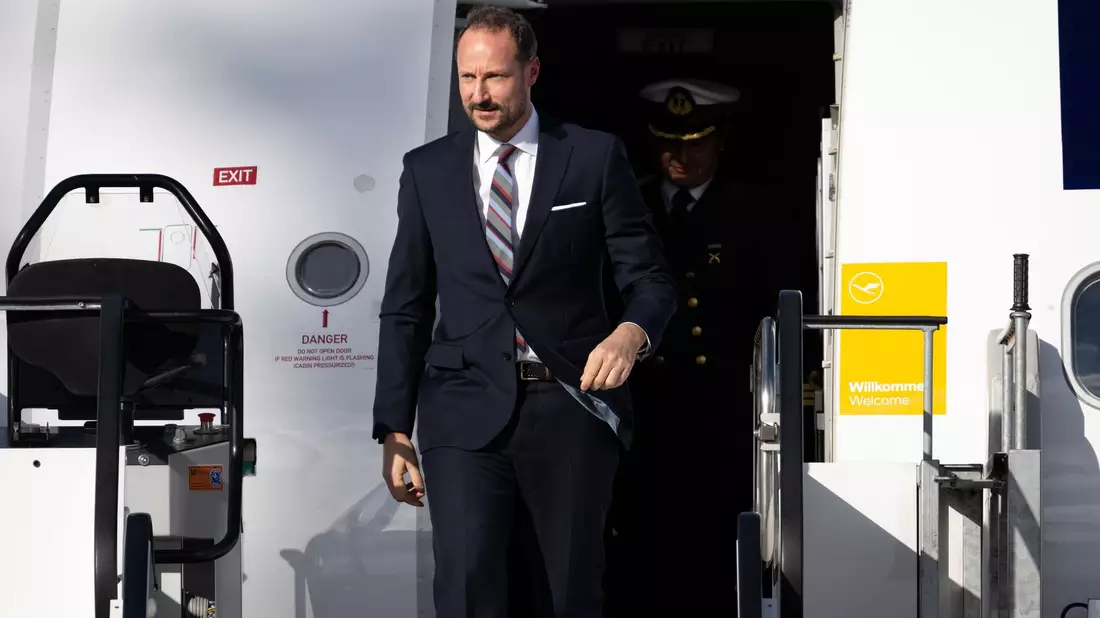 Florian Herrmann (l), Leiter der bayerischen Staatskanzlei, begrüßt Kronprinz Haakon. - Bild: Sven Hoppe/dpa
