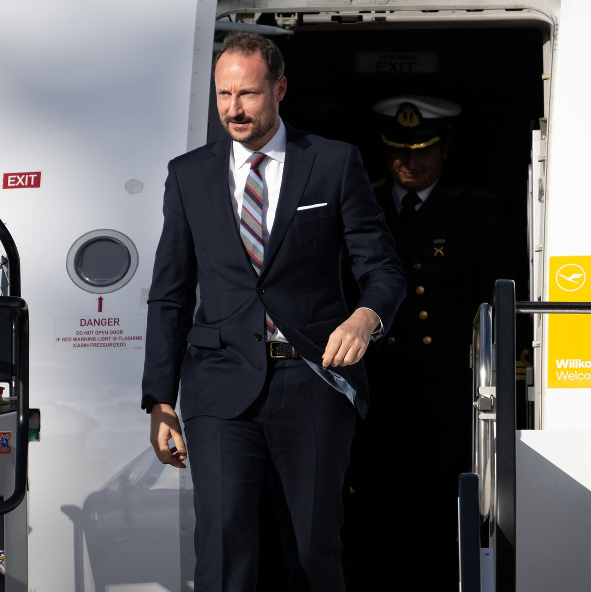 Florian Herrmann (l), Leiter der bayerischen Staatskanzlei, begrüßt Kronprinz Haakon. - Foto: Sven Hoppe/dpa