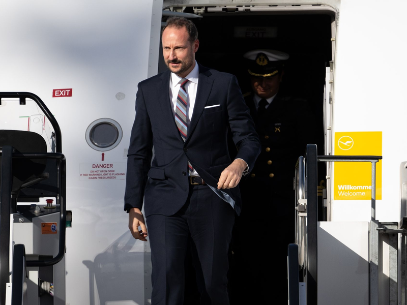 Florian Herrmann (l), Leiter der bayerischen Staatskanzlei, begrüßt Kronprinz Haakon. - Foto: Sven Hoppe/dpa