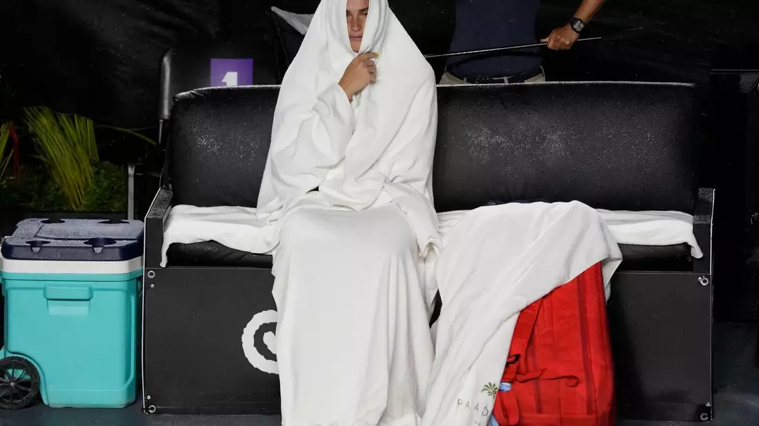 Dick eingepackt: Aryna Sabalenka in Cancun. - Bild: Fernando Llano/AP/dpa