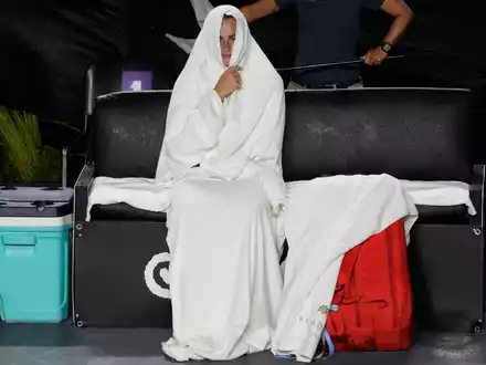 Dick eingepackt: Aryna Sabalenka in Cancun. - Foto: Fernando Llano/AP/dpa