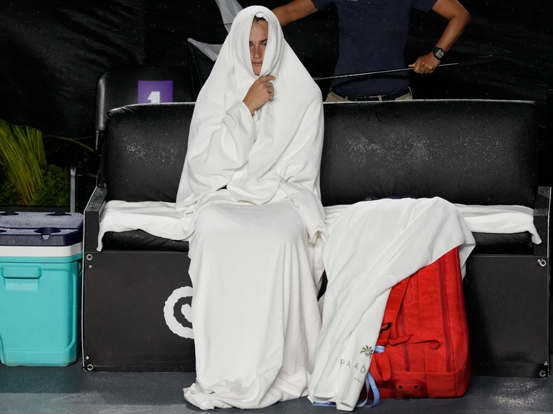 Dick eingepackt: Aryna Sabalenka in Cancun. - Foto: Fernando Llano/AP/dpa