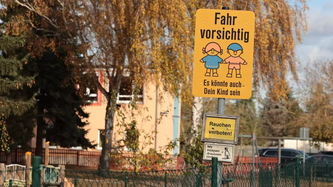 Die Kindertagesstätte «Anne Frank» in Tangerhütte. Schon länger gehegte Pläne für eine Namensänderung der Kita haben vor dem Hintergrund des Gaza-Krieges für Kritik gesorgt. - Bild: Peter Gercke/dpa-Zentralbild/dpa