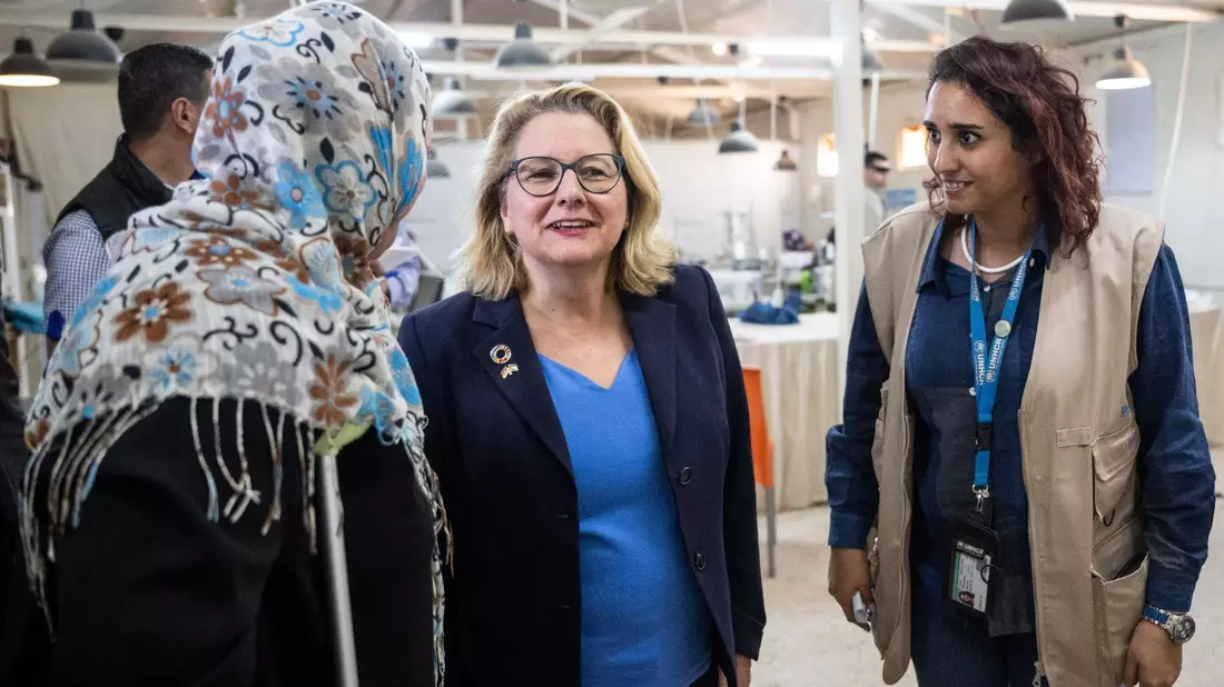 Entwicklungsministerin Svenja Schulze besucht ein Flüchtlingscamp. Das Saatari Flüchtlingscamp ist das größte in der Region mit rund 84.000 Flüchtlingen. - Bild: Hannes P Albert/dpa