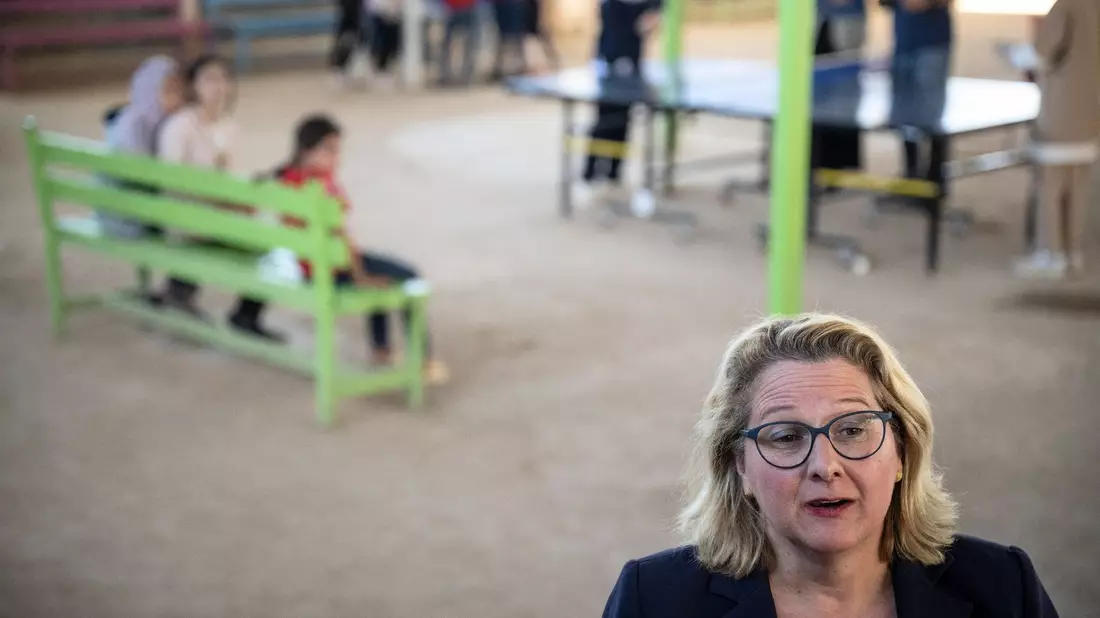 Entwicklungsministerin Svenja Schulze besucht ein Flüchtlingscamp. Das Saatari Flüchtlingscamp ist das größte in der Region mit rund 84.000 Flüchtlingen. - Bild: Hannes P Albert/dpa