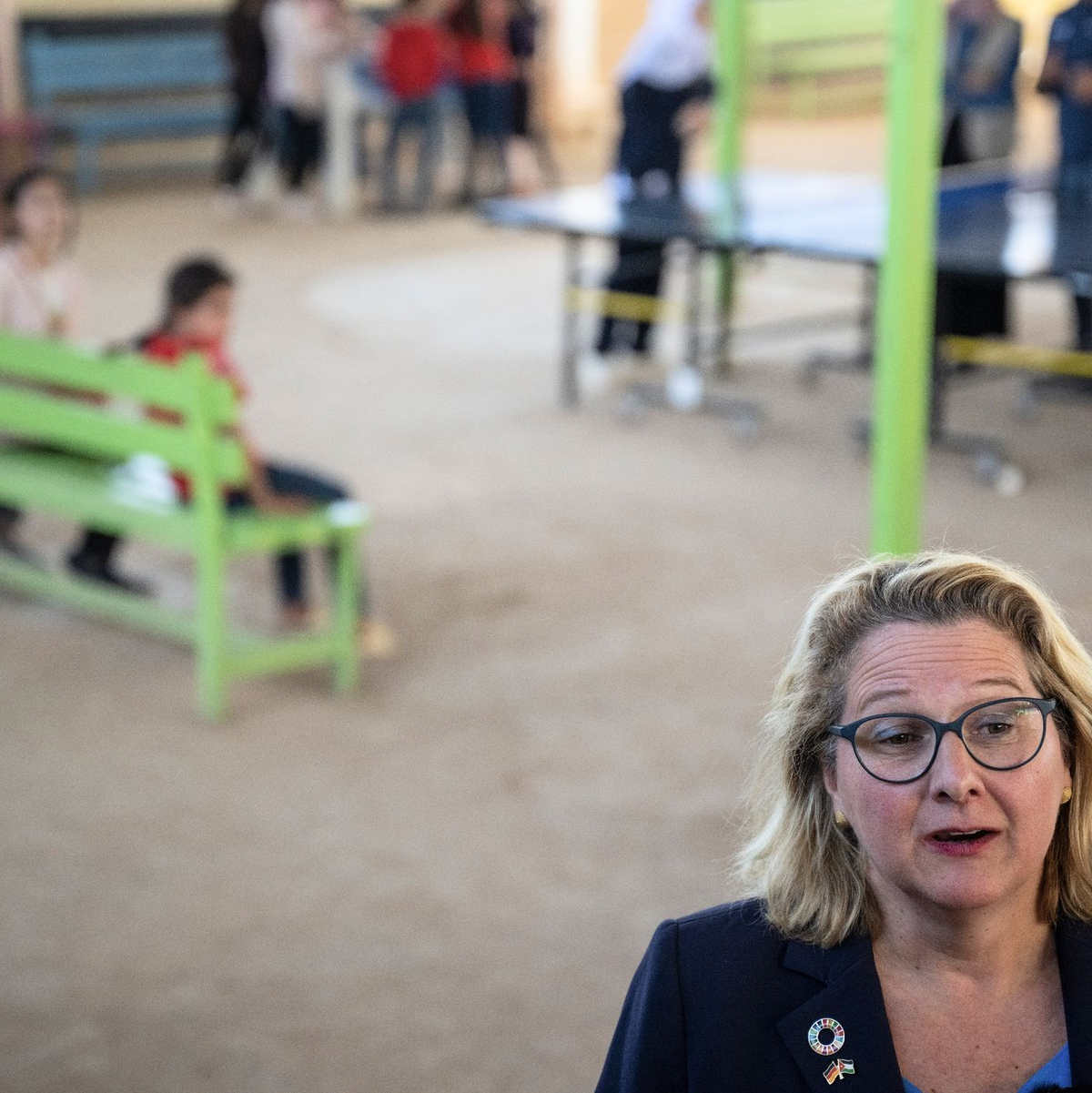Entwicklungsministerin Svenja Schulze besucht ein Flüchtlingscamp. Das Saatari Flüchtlingscamp ist das größte in der Region mit rund 84.000 Flüchtlingen. - Foto: Hannes P Albert/dpa