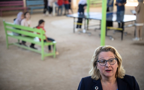 Entwicklungsministerin Svenja Schulze besucht ein Flüchtlingscamp. Das Saatari Flüchtlingscamp ist das größte in der Region mit rund 84.000 Flüchtlingen. - Foto: Hannes P Albert/dpa