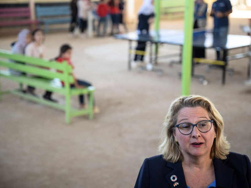 Entwicklungsministerin Svenja Schulze besucht ein Flüchtlingscamp. Das Saatari Flüchtlingscamp ist das größte in der Region mit rund 84.000 Flüchtlingen. - Foto: Hannes P Albert/dpa