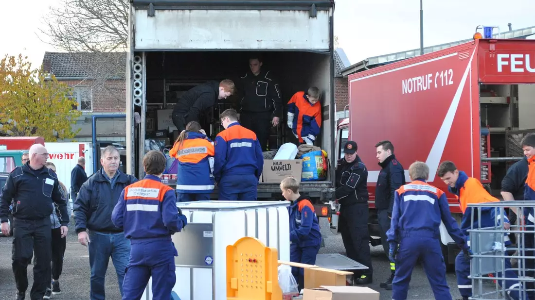 FW Tönisvorst: Große gemeinsame Lebensmittelsammelaktion am Samstag, 18. November 2023 der Feuerwehren im Kreis Viersen, Kreis Kleve und der Stadt Krefeld - Bild: presseportal.de