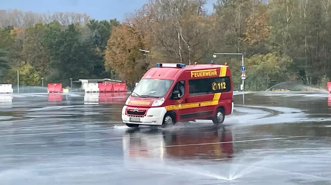 FW-EN: Wetter - Sicher auf jeder Einsatzfahrt - Tagesseminare für Einsatzkräfte der Feuerwehr Wetter (Ruhr) - Bild: presseportal.de