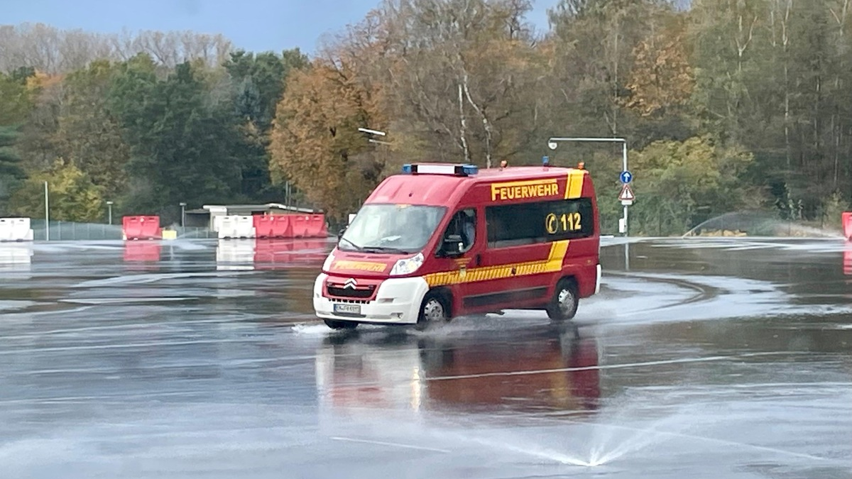 FW-EN: Wetter - Sicher auf jeder Einsatzfahrt - Tagesseminare für Einsatzkräfte der Feuerwehr Wetter (Ruhr) - Foto: presseportal.de