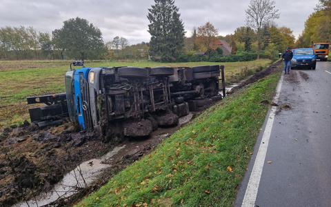 POL-OL: ++ Westerstede: Lkw gerät in den Straßengraben ++ - Foto: presseportal.de