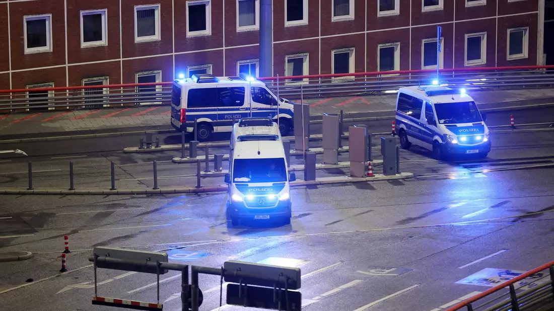 Erst nach mehreren Stunden zäher Verhandlungen mit der Polizei hatte der 35-Jährige Geiselnehmer aufgegeben. - Bild: Bodo Marks/dpa