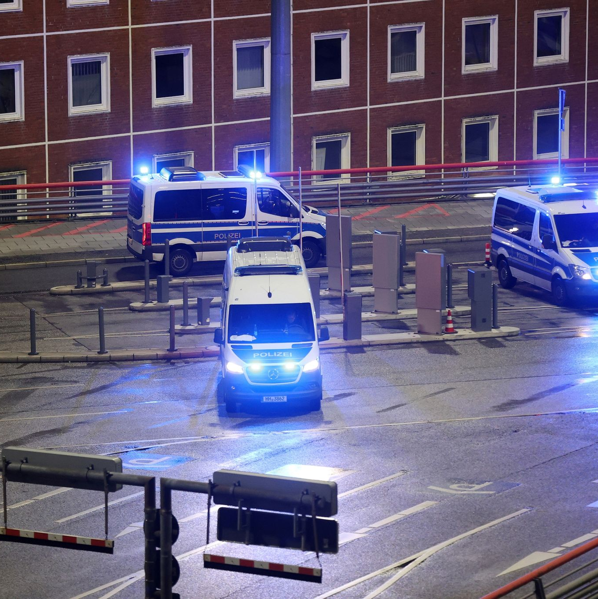 Erst nach mehreren Stunden zäher Verhandlungen mit der Polizei hatte der 35-Jährige Geiselnehmer aufgegeben. - Foto: Bodo Marks/dpa