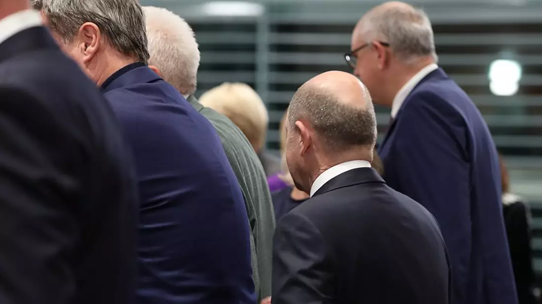 Olaf Scholz hinter Ministerpräsidenten am 06.11.2023 - Bild: über dts Nachrichtenagentur