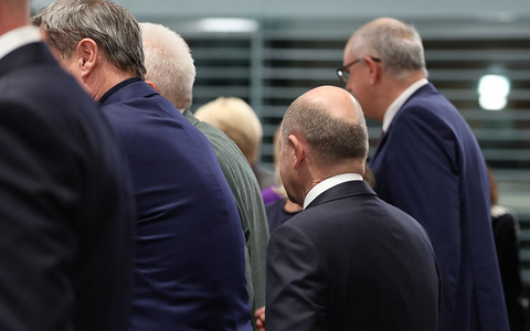 Olaf Scholz hinter Ministerpräsidenten am 06.11.2023 - Foto: über dts Nachrichtenagentur