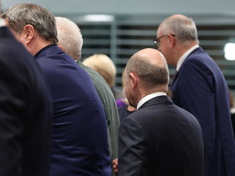 Olaf Scholz hinter Ministerpräsidenten am 06.11.2023 - Foto: über dts Nachrichtenagentur