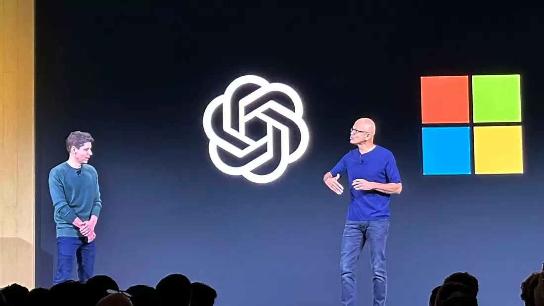 OpenAI-Chef Sam Altman (l.) zusammen mit Satya Nadella, CEO von Microsoft, beim OpenAI DevDay in San Francisco. - Bild: Barbara Ortutey/AP/dpa