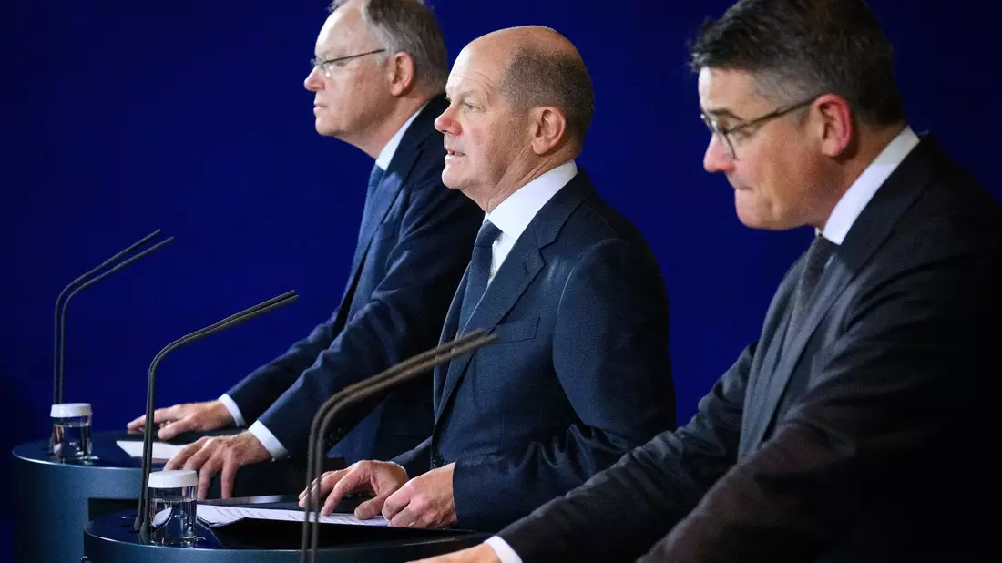 Bundeskanzler Olaf Scholz (M.) zusammen mit dem hessischen Ministerpräsidenten Boris Rhein (r.) und Stephan Weil, Ministerpräsident von Niedersachsen, während einer Pressekonferenz. - Bild: Bernd von Jutrczenka/dpa