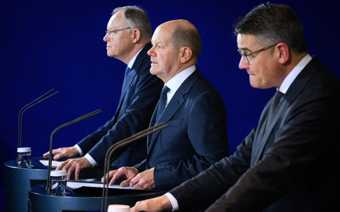 Bundeskanzler Olaf Scholz (M.) zusammen mit dem hessischen Ministerpräsidenten Boris Rhein (r.) und Stephan Weil, Ministerpräsident von Niedersachsen, während einer Pressekonferenz. - Foto: Bernd von Jutrczenka/dpa