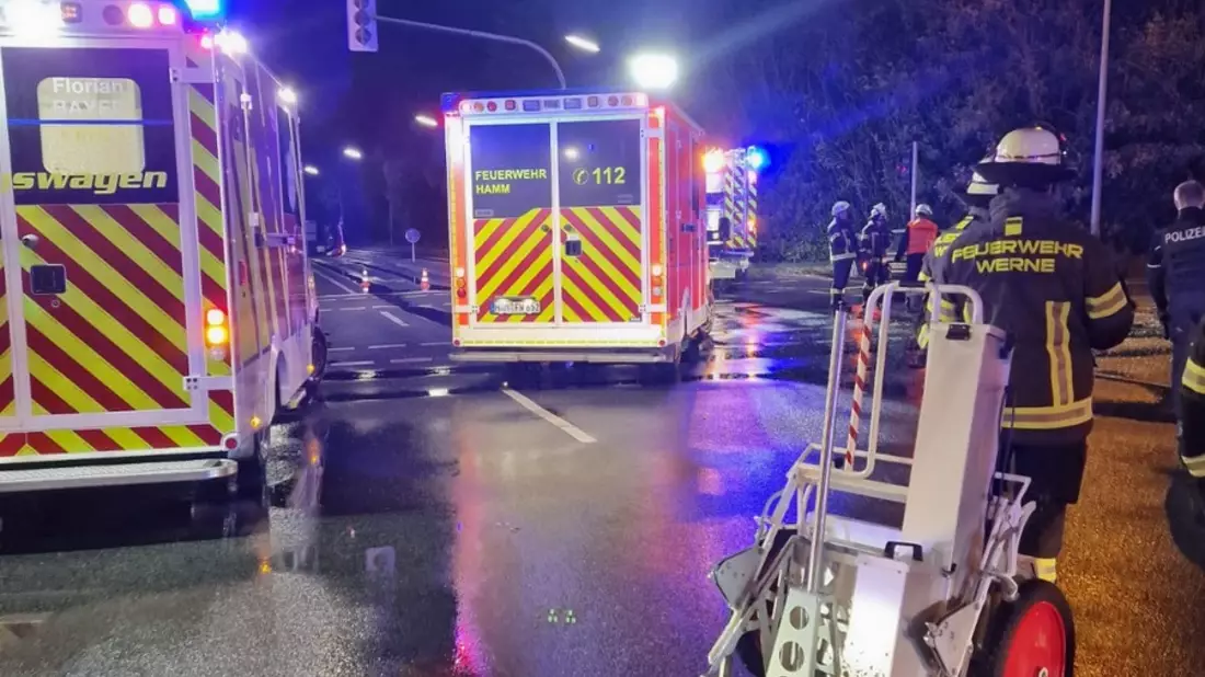 FW-WRN: TH_1 - LZ1 - VU 2PKW, fraglich auslaufende Betriebsmittel, 3 verl. Personen - Bild: presseportal.de