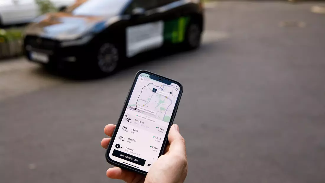 Uber-Fahrgäste vergaßen am häufigsten Telefone, Geldbörsen und Schlüssel. - Bild: Carsten Koall/dpa