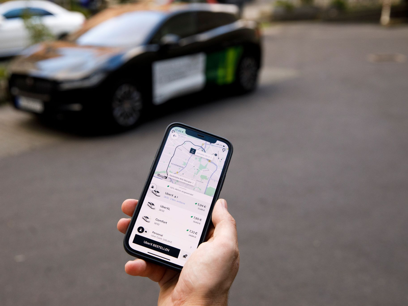 Uber-Fahrgäste vergaßen am häufigsten Telefone, Geldbörsen und Schlüssel. - Foto: Carsten Koall/dpa