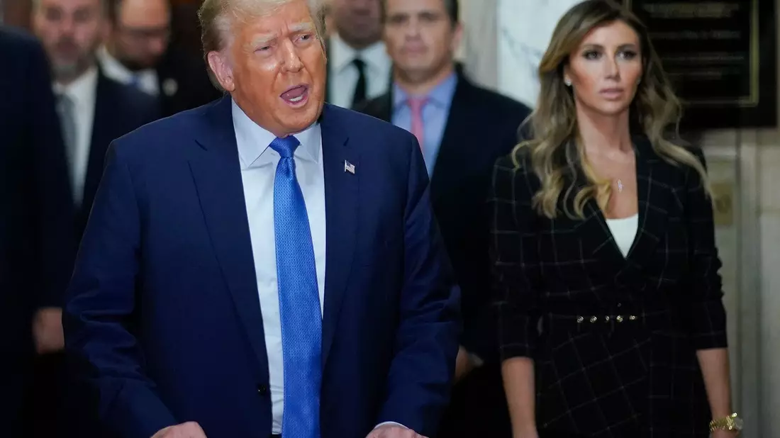 Ex US-Präsident Donald Trump spricht außerhalb des Gerichtssaals. - Bild: Eduardo Munoz Alvarez/AP/dpa
