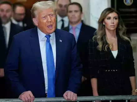 Ex US-Präsident Donald Trump spricht außerhalb des Gerichtssaals. - Foto: Eduardo Munoz Alvarez/AP/dpa