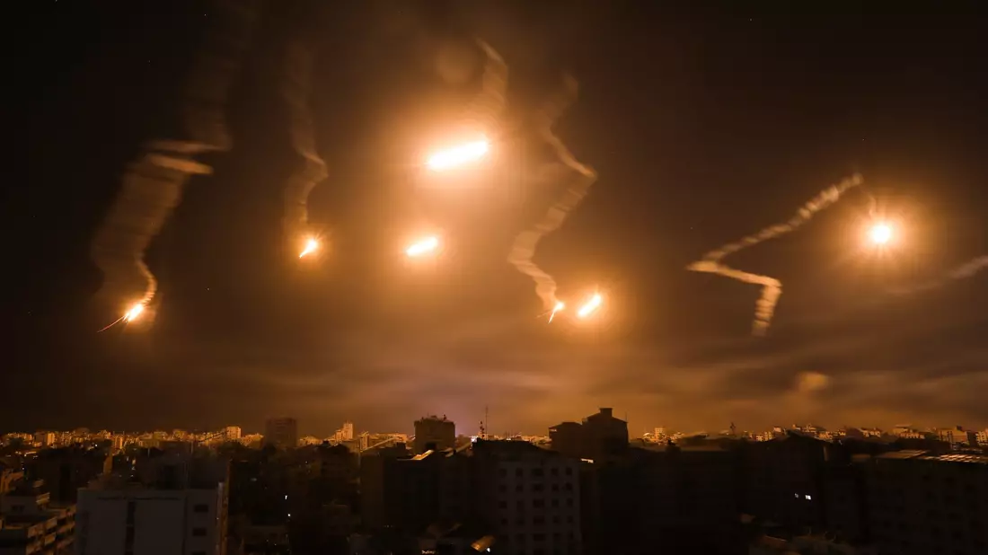 Leuchtraketen der israelischen Streitkräfte im nördlichen Gazastreifen. - Bild: Abed Khaled/AP