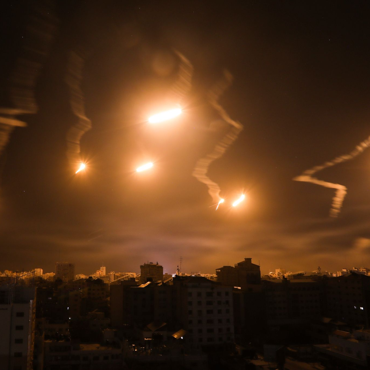 Leuchtraketen der israelischen Streitkräfte im nördlichen Gazastreifen. - Foto: Abed Khaled/AP