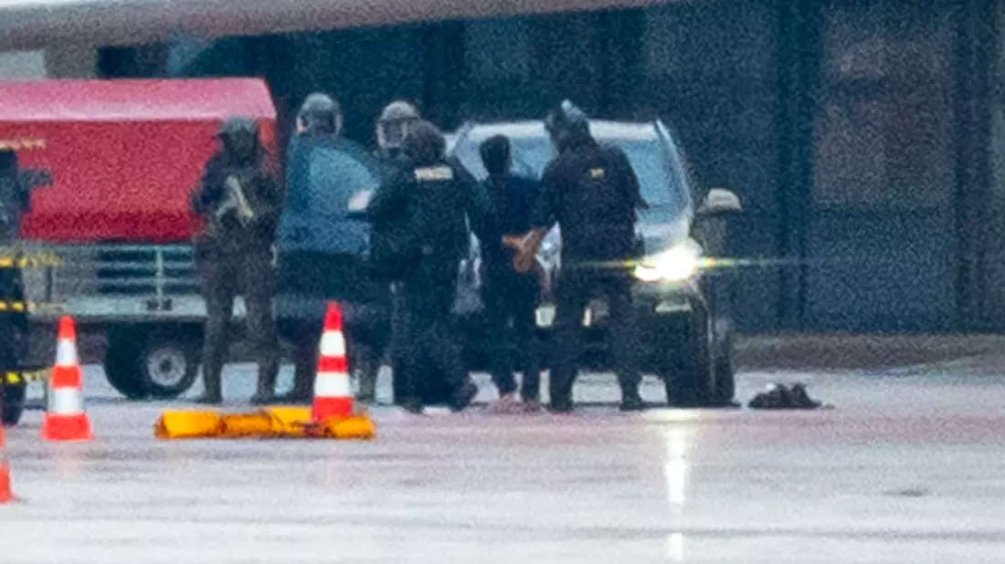 Ein bewaffneter Mann war am Samstagabend mit seinem Auto und seinem vierjährigen Kind auf das Vorfeld des Airports gerast. - Bild: Jonas Walzberg/dpa