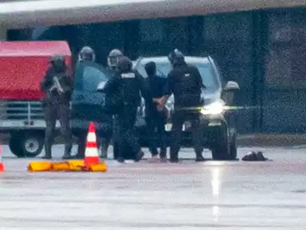 Ein bewaffneter Mann war am Samstagabend mit seinem Auto und seinem vierjährigen Kind auf das Vorfeld des Airports gerast. - Foto: Jonas Walzberg/dpa