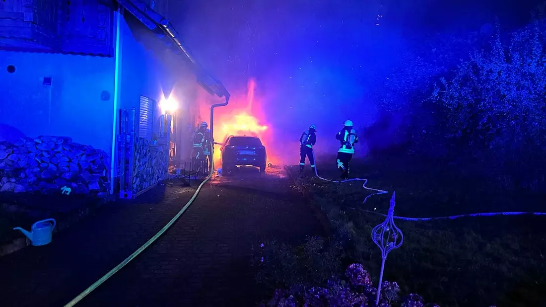 FW VG Westerburg: Brand in Garage greift auf Wohnhaus über - Bewohner bleiben unverletzt - Bild: presseportal.de