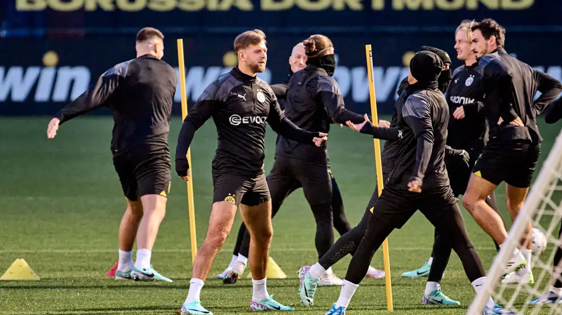 Jobe Bellingham (l) geht nach nur wenigen Trainingseinheiten beim BVB schon voran.  - Bild: Bernd Thissen/dpa